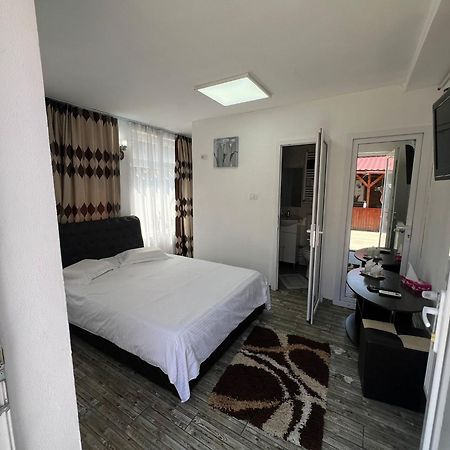 Pensiunea Casa Bianca Тыргу-Жиу Экстерьер фото